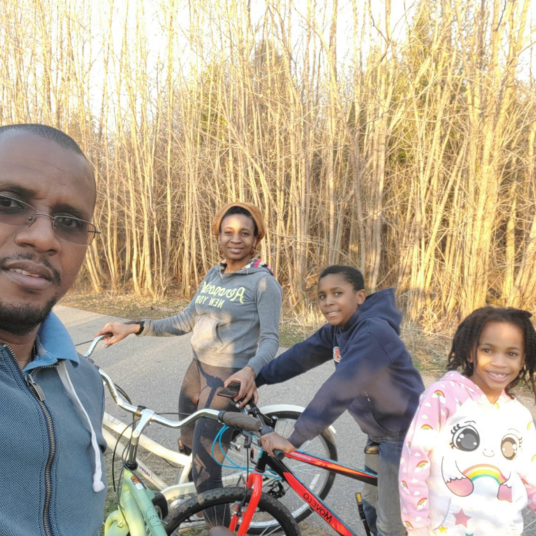 Colourful conversations by the lake - family biking